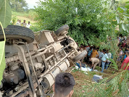 Aligarh Road दुर्घटना: ट्रैक्टर-ट्रॉली पलटी, एक महिला की मौत, 18 घायल